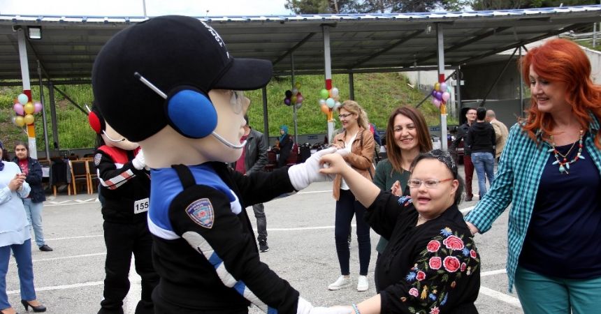 Engelli polis çocukları için eğlence