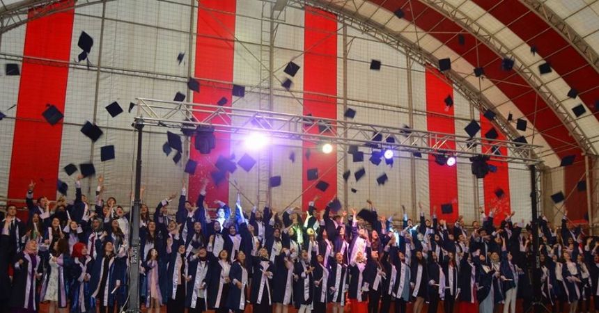 Öğrencilerin mezuniyet sevinci