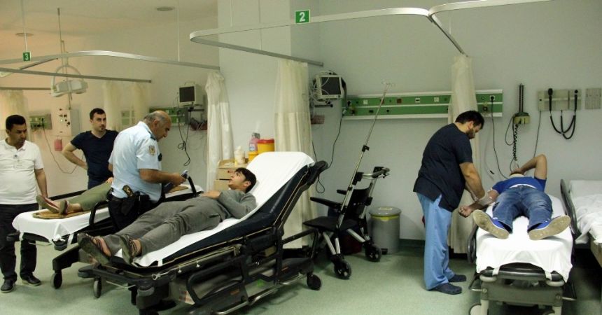 Otomobil dolmuşa çarptı: 7 yaralı