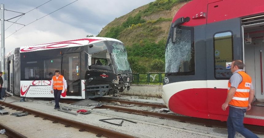 Tramvaylar çarpıştı Tramvaylar çarpıştı