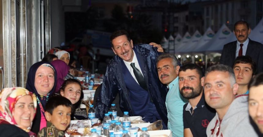 Kışla’da 750 metrelik dev iftar Kışla’da 750 metrelik dev iftar