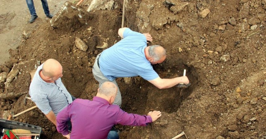 Yol çalışmasında 2 tarihi mezar bulundu Yol çalışmasında 2 tarihi mezar bulundu