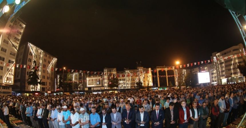 10 bin kişi birlikte saf tuttu 10 bin kişi birlikte saf tuttu