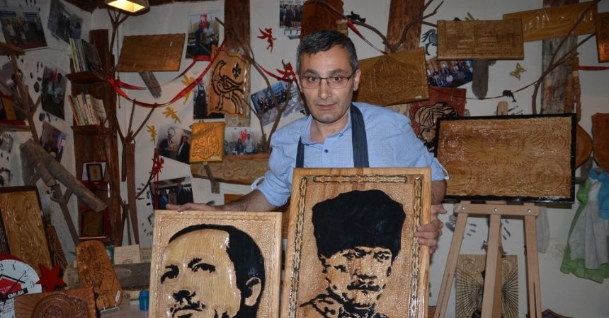 Yaşadıklarını ahşaba kazıyor