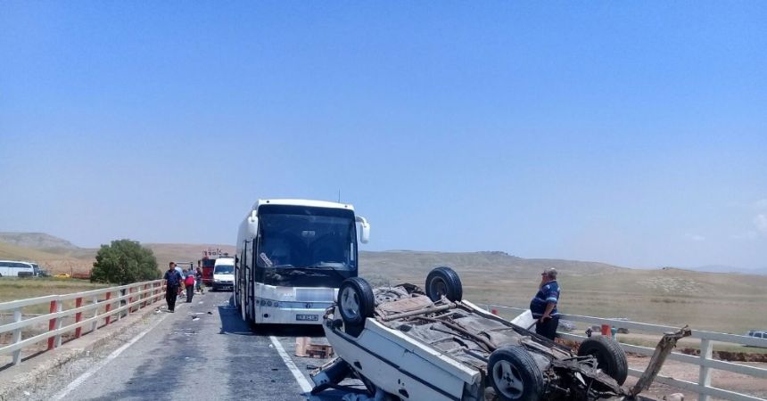 Kaza yapan araca otobüs çarptı: 2 ölü