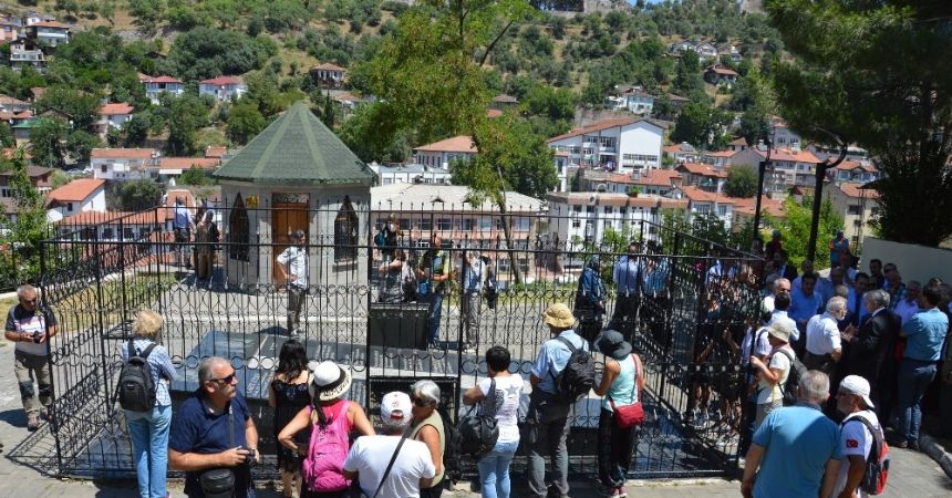 Cahit Külebi mezarı başında anıldı