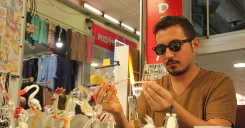 Ateşle eritip nefesle şekillendiriyor