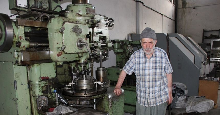 87 yaşında, torna başında