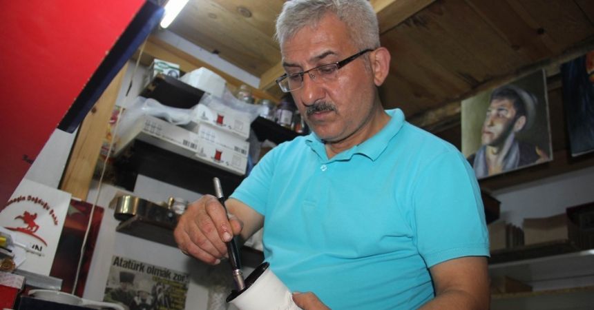 Atık şişeleri sanata dönüştürüyor