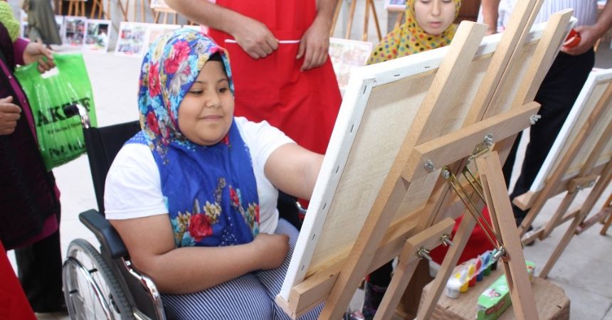 Özel çocuklar sanat ile öğreniyor Özel çocuklar sanat ile öğreniyor