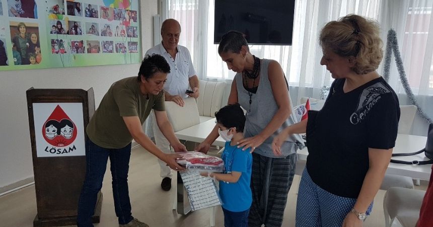 Lösemililere bayramlık yardımı