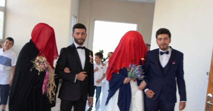 İki kardeş aynı gün evlendi