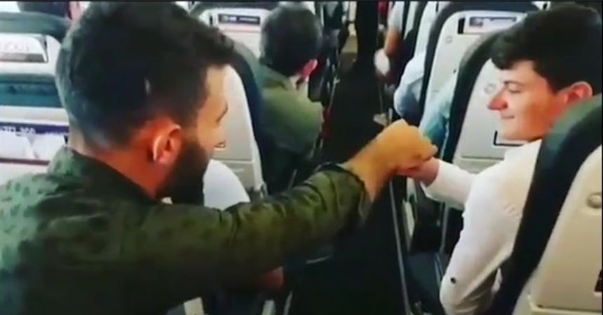 Pilota elden ele bilet parası gönderdiler