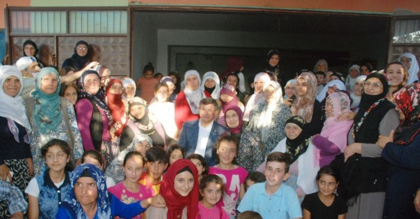 Eski Başbakan Davutoğlu’na eşinin köyünde yoğun ilgi