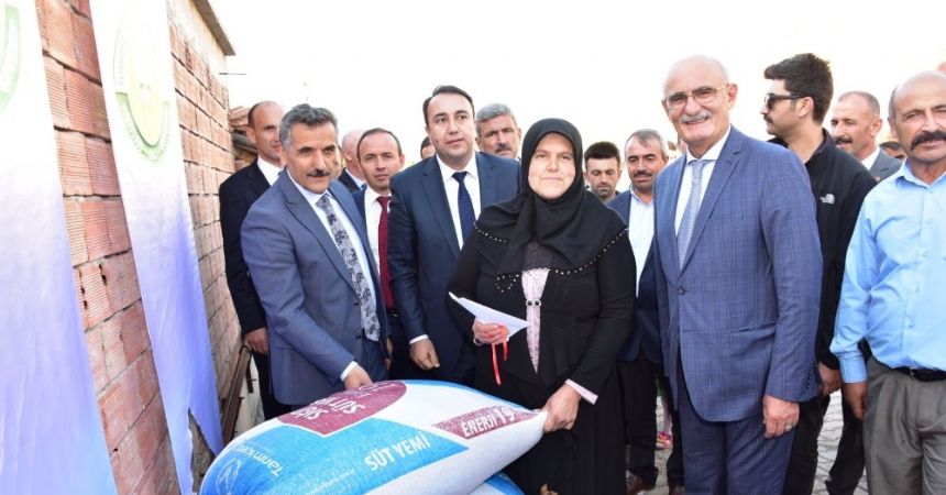 Vezirköprü’de 10 çiftçiye 220 keçi dağıtıldı