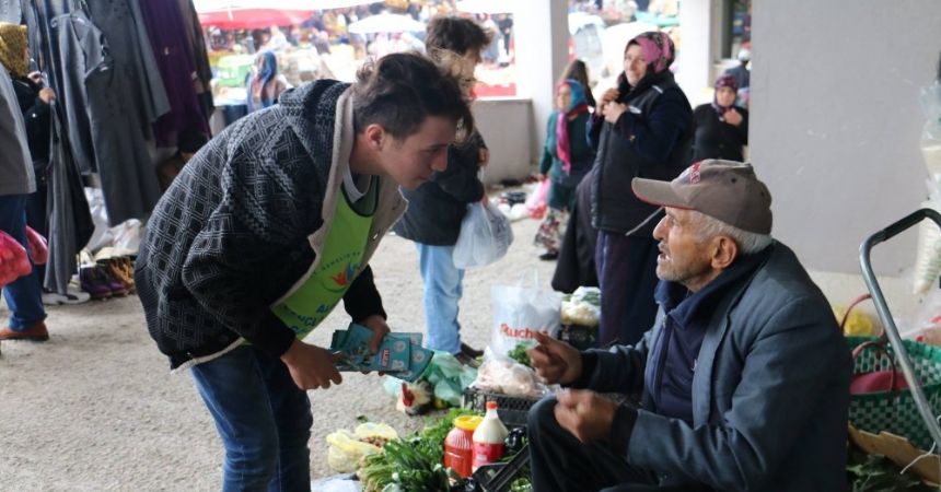 Gençler iyilik için pazarda Gençler iyilik için pazarda