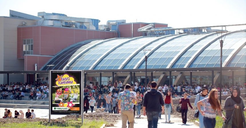 AVM’den üniversitelilere paso hediye