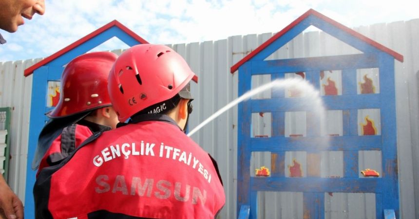Minikler 1 günlüğüne itfaiyeci oldu Minikler 1 günlüğüne itfaiyeci oldu