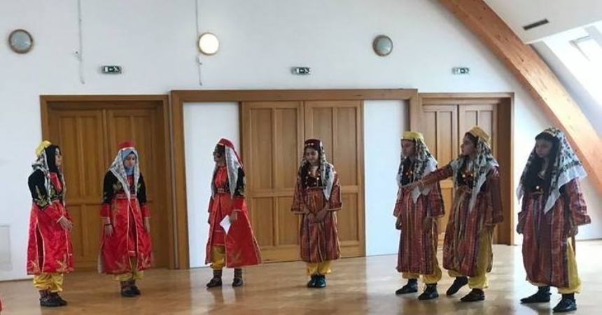 Yurt dışında halk oyunlarını tanıttılar Yurt dışında halk oyunlarını tanıttılar