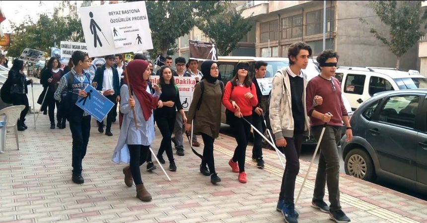 Liselilerden anlamlı yürüyüş Liselilerden anlamlı yürüyüş
