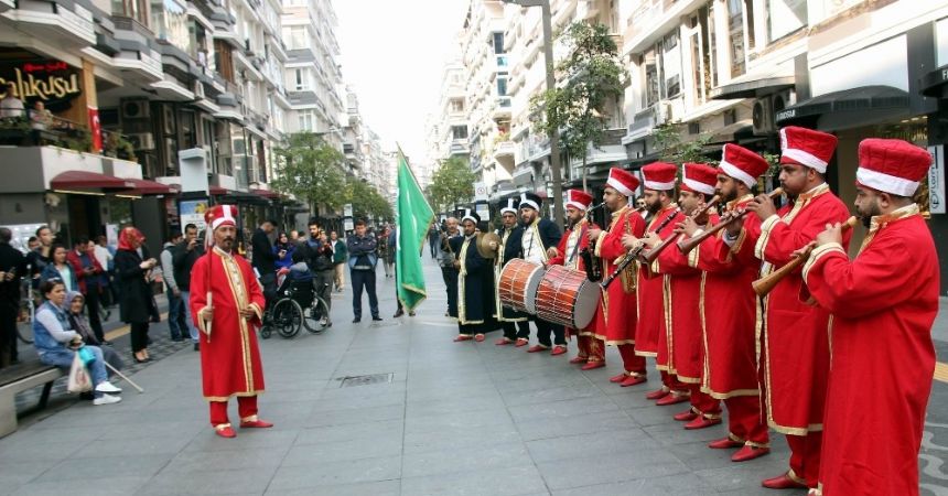 Cadde ortasında mehter gösterisi