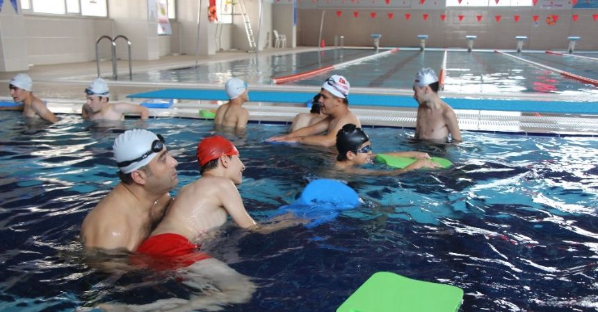 Engelli çocuklara işaret diliyle yüzme eğitimi
