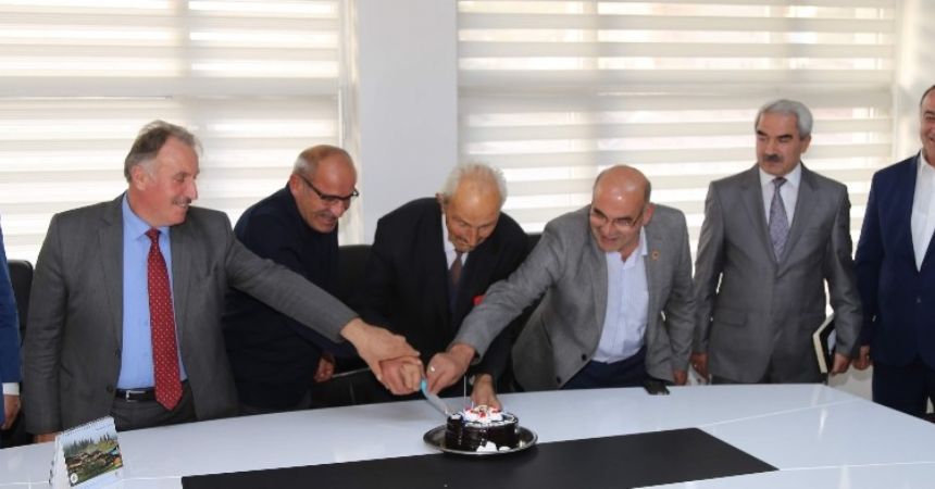 En yaşlı ozana yaşgünü sürprizi
