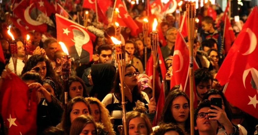 Cumhuriyet için yürüdüler
