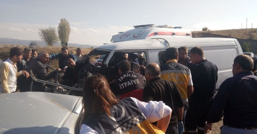 Otomobil ve minibüs kafa kafaya çarpıştı: 3 yaralı