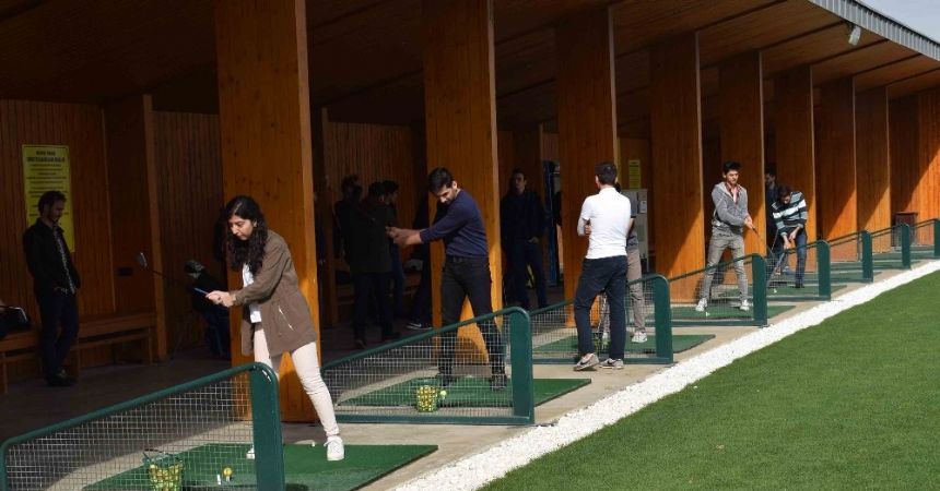 Üniversite öğrencilerinin golf keyfi
