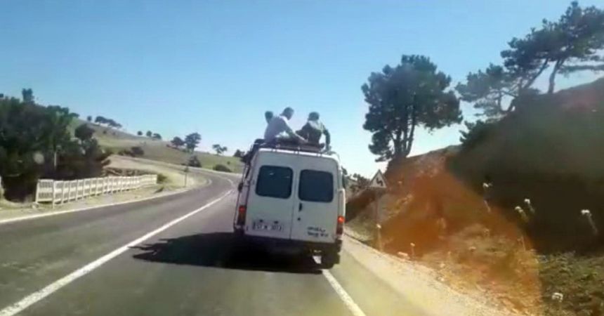 Minibüsün üstünde tehlikeli yolculuk