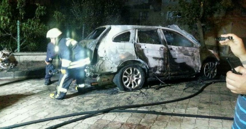 İçinde 60 bin lira olan aracı benzinle yaktı İçinde 60 bin lira olan aracı benzinle yaktı