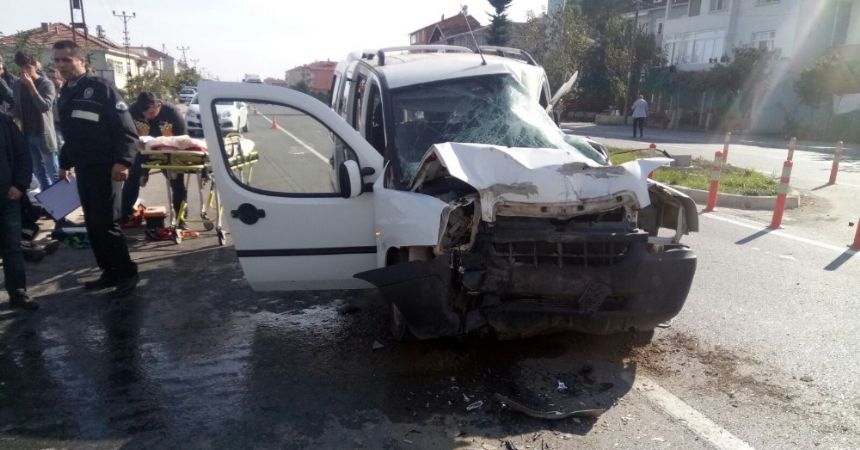 Samsun’da kamyonet tıra çarptı: 6 yaralı
