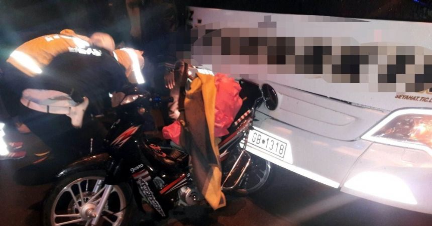 Otobüs motosiklete çarptı: 1 ölü, 1 yaralı