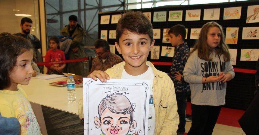 Demirhindi, çocukların karikatürlerini çizdi
