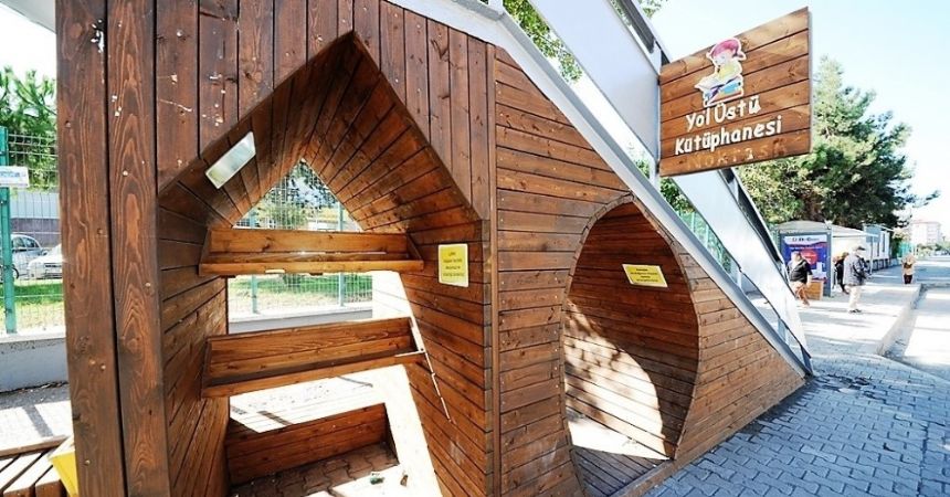 Kitapseverlere yol üstü kütüphane