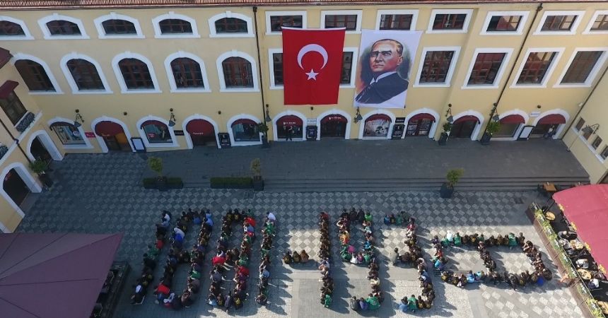300 kişilik insan zincirli 10 Kasım koreografisi 300 kişilik insan zincirli 10 Kasım koreografisi