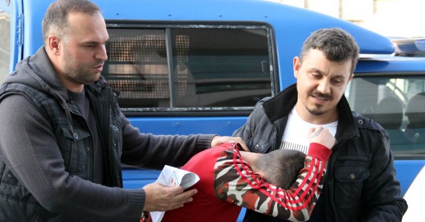 Büfeciyi bıçakladı