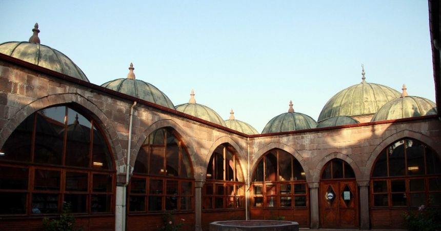 Bu medresenin kubbelerinden mermi yapıldı Bu medresenin kubbelerinden mermi yapıldı
