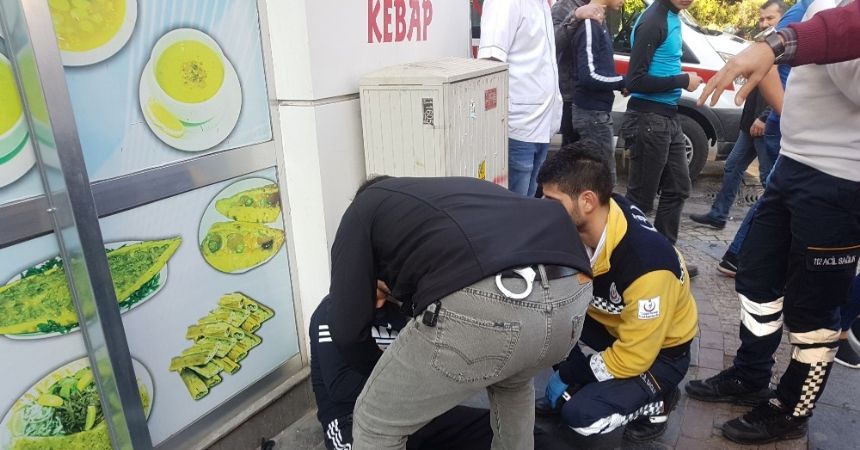 Sokak ortasında uyuşturucu krizi geçirdi