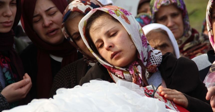 Tabutuna en sevdiği elbisesi sarıldı