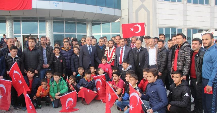 Dünya üçüncüsü güreşçiye coşkulu karşılama
