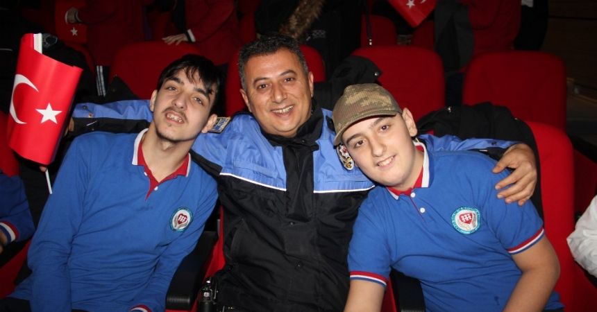 Engelli öğrenciler polislerle eğlendi