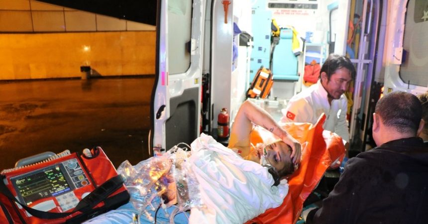 Travestiyi vurup hastane bahçesine attılar