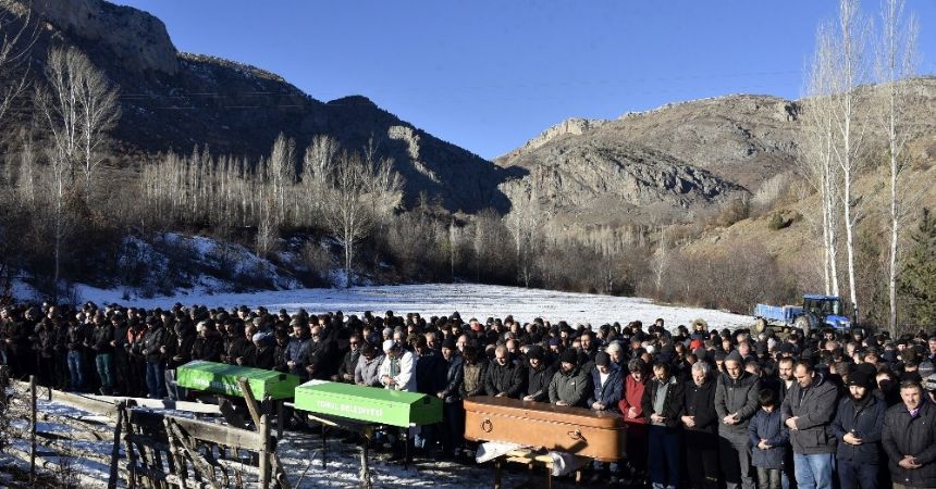 Zigana'daki kazada ölenler toprağa verildi Zigana'daki kazada ölenler toprağa verildi