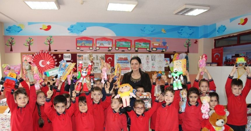 Köydeki arkadaşları için oyuncak topladılar