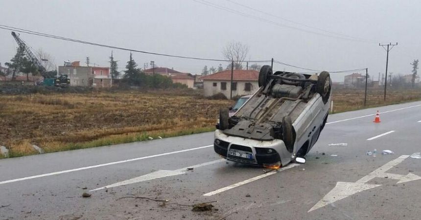 Hafif ticari araç takla attı: 5 yaralı