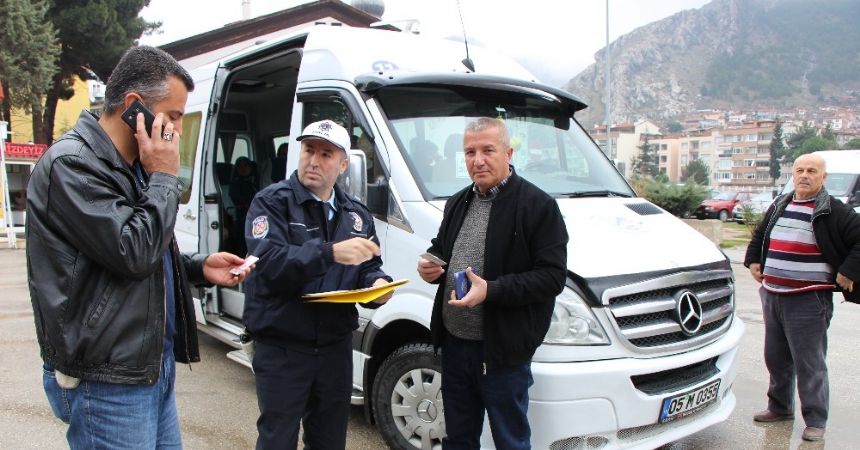 Polisler tebdili kıyafetle minibüsleri denetledi