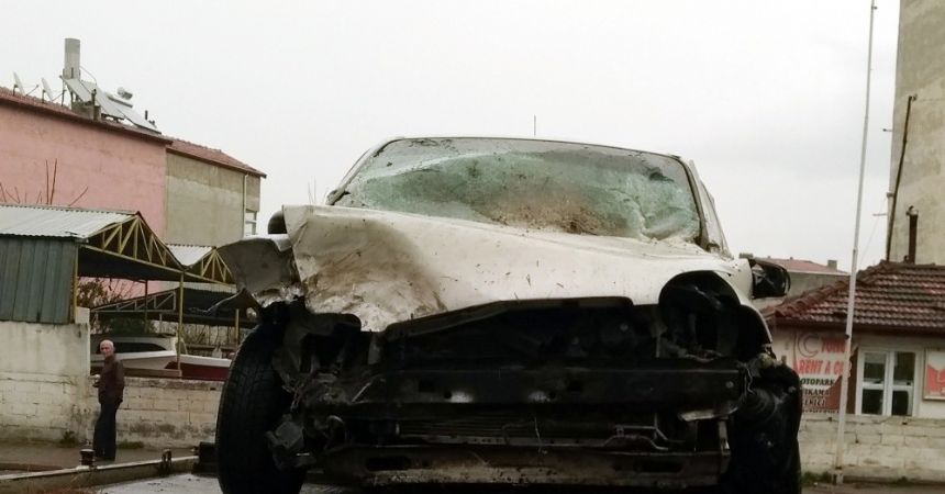 Çocuklarını okula götüren baba kaza yaptı