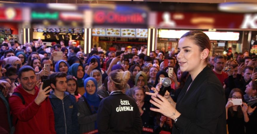 Merve Özbey, hayranlarını coşturdd